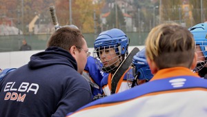 Trenér MIchal Tuček při udílení pokynů během utkání (foto: Tomáš Laibl)